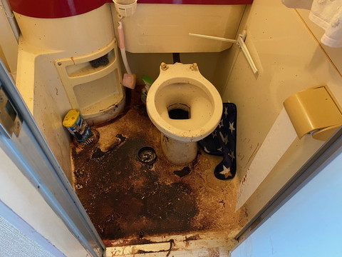 京都市内の孤立死現場。トイレに残された生活の痕跡と清掃前の状況を記録。