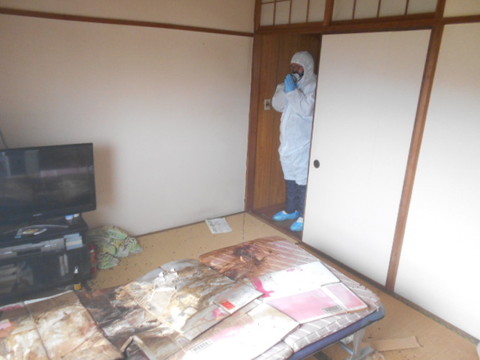 滋賀市営住宅の孤立死現場にて。特殊清掃前に故人へ哀悼の意を表し、心を込めて祈りを捧げました。