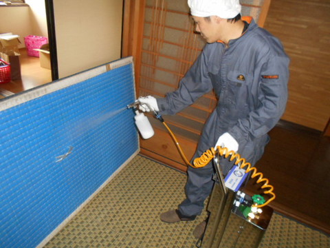 京都の孤立死現場、和室畳に消臭施工中。畳内部に染み込んだ臭気まで浸透・分解し、清潔な空間へと導きます。