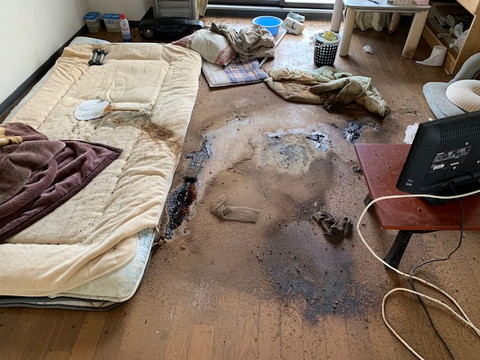 兵庫県神戸市のマンションで発見された孤立死現場。臭気や害虫の発生が確認され、早急な特殊清掃が必要な状況でした。