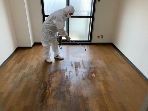 神戸市の孤立死現場で、臭気の発生源を特定し消臭剤を全体に散布。特殊清掃の一環として、快適な空間を目指します。