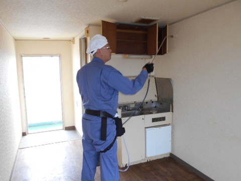 神戸市の孤立死現場にて、クロス壁に染み込んだ臭気に消臭施工。表面だけでなく内部も徹底的に処理します。