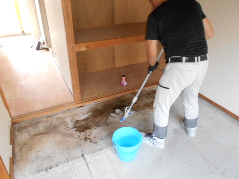 京都市の畳下のコンクリートに染み込んだ体液を丁寧に染み抜き。臭気や汚染を深部から除去します。