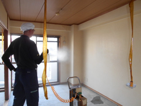 血液や体液が浸透した部分に殺菌施工を実施。感染症リスクの軽減と、衛生的な室内環境の回復を図ります。