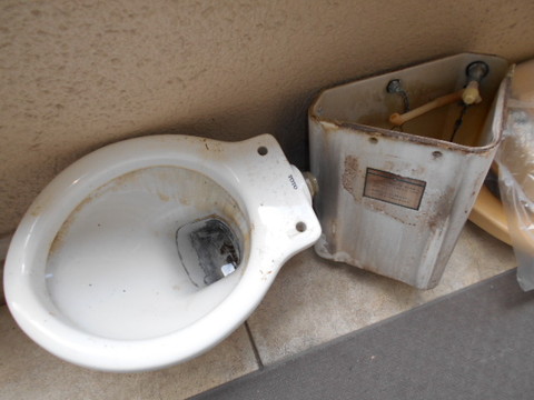 京都市の孤立死現場にて、トイレの臭気や汚染が残っていたため解体作業を実施。不動産売却に向けた環境改善を行いました。