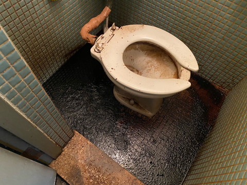 奈良県の賃貸アパートでの孤立死現場。トイレ内で発見され、臭気や衛生リスクを考慮し、特殊清掃の対応が必要となった案件です。