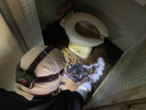 奈良県の賃貸アパートにて、トイレで孤立死された現場。特殊清掃で臭気・汚染・感染リスクを除去し、安心して住める状態に回復中です。