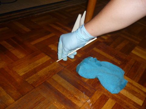 床の目地に染み込んだ体液を丁寧に除去。孤立死現場の清掃では、見えない部分まで徹底対応が必要です。