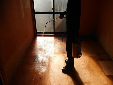 兵庫県神戸市の孤立死後の洗面所前で、専門の薬剤による消臭・殺菌作業を実施。臭気と感染リスクの徹底除去を行いました。