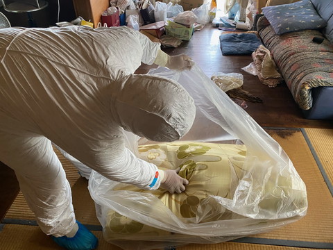 徳島県の孤立死現場にて体液が染み込んだ寝具も、特殊な臭気封じ袋で適切に封入。臭いの拡散を防ぎ、衛生面にも配慮した処理を行います。