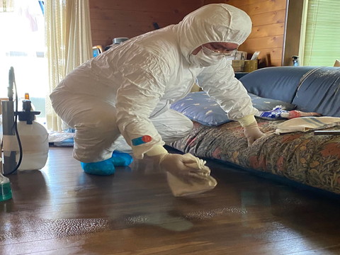 孤立死の現場では、臭気・汚染・感染対策を徹底。事件現場特殊清掃士が心を込めて、安全と清潔を取り戻します。