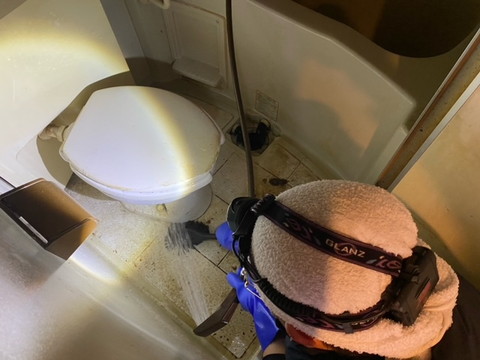 トコジラミの餌場となっていた血痕を、丁寧に清掃・除去。衛生と臭気の対策を徹底し、住空間を回復します。