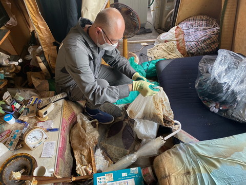 大阪の孤立死現場の不用品を、臭気拡散を防ぐ専用袋で丁寧に整理・搬出しています。