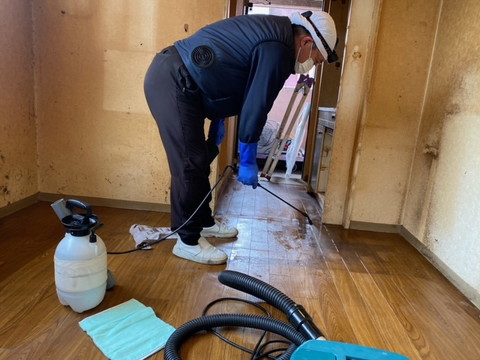 大阪の孤立死現場、特殊清掃完了後、ハウスクリーニングで住空間を丁寧に仕上げていきます。