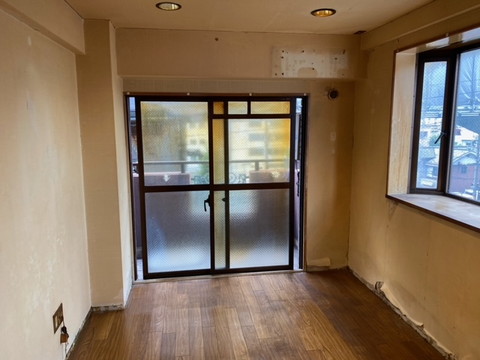 大阪の孤立死現場、特殊清掃と消臭・殺菌の後、ハウスクリーニングで美装まで丁寧に仕上げました。