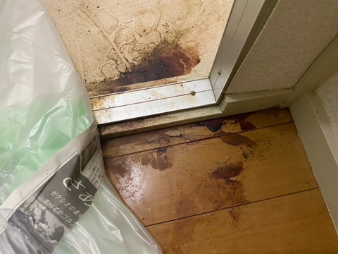 愛知県名古屋市の賃貸アパートで発見された孤立死現場。体液や臭気の残る床面の特殊清掃を行います。