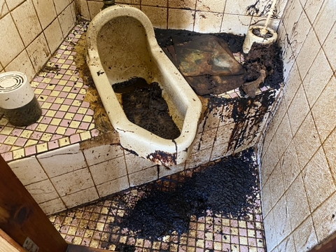 大阪のアパートで発生したトイレ内の孤立死現場。汚物が堆積し、衛生リスクが高い状態から特殊清掃を開始しました。