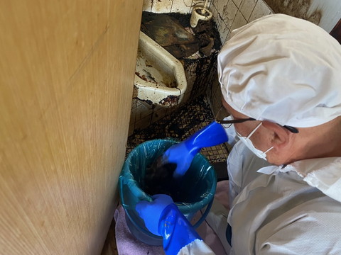 大阪のアパートで孤立死されたトイレ。堆積した汚物を丁寧に除去し、感染対策と消臭清掃を進めています。