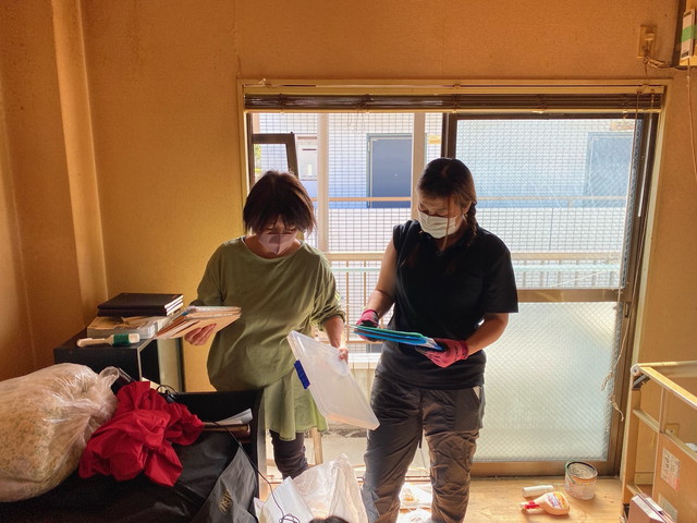 相続コンサルタントと作業員による重要書類の仕分け作業