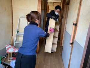 京都府向日市の遺品整理、家具をリサイクルに出します。
